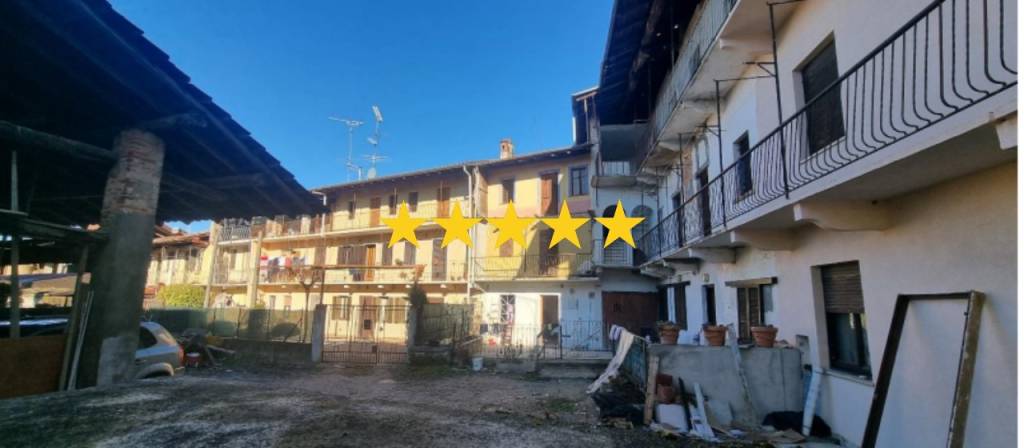 appartamento in vendita a Borgomanero in zona Santa Cristina