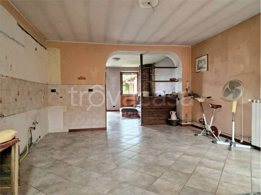 appartamento in vendita a Borgomanero in zona Santa Cristina