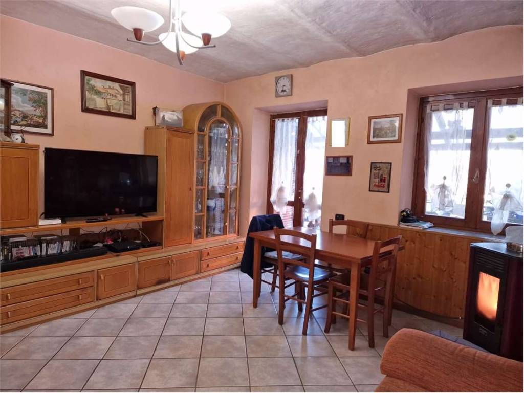 appartamento in vendita a Borgomanero in zona Santa Cristina