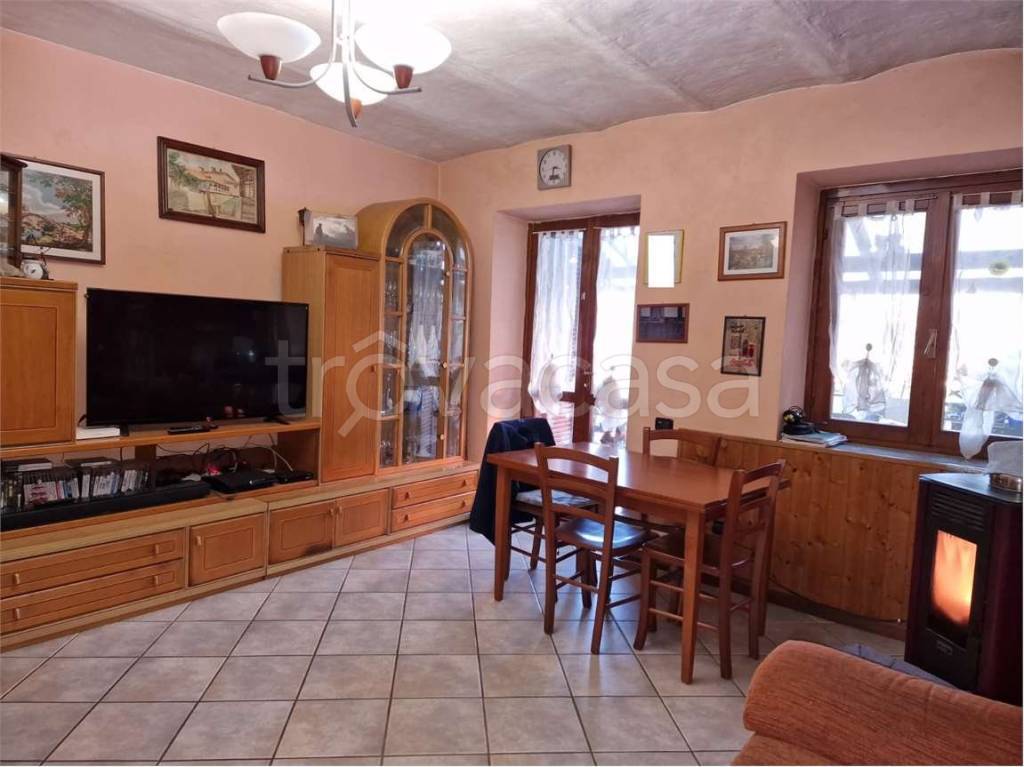 appartamento in vendita a Borgomanero in zona Santa Cristina