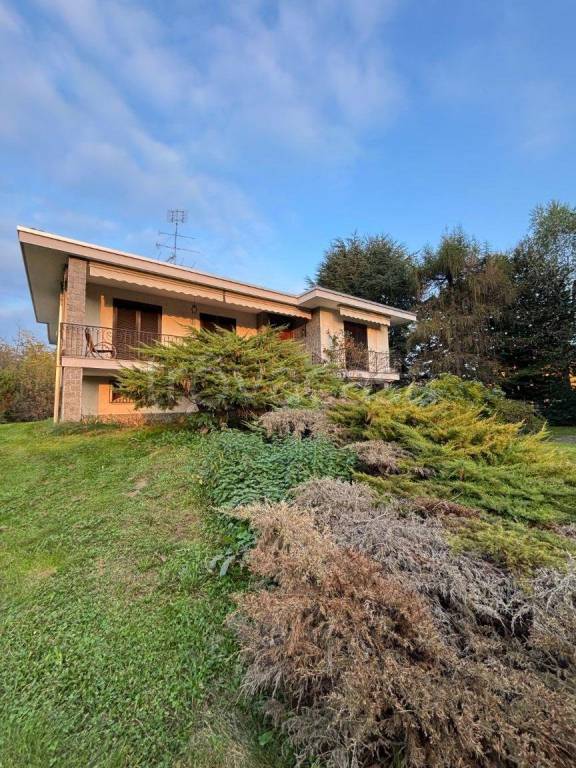 casa indipendente in vendita a Borgomanero