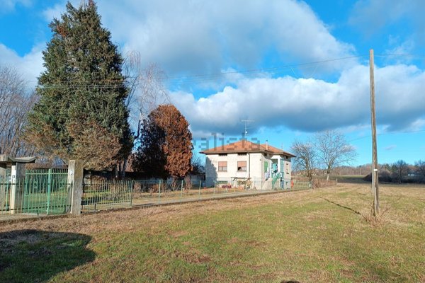 casa indipendente in vendita a Borgomanero