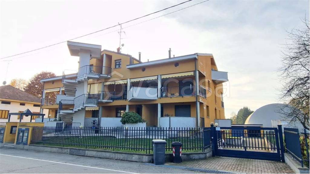 appartamento in vendita a Borgomanero in zona Santa Cristina