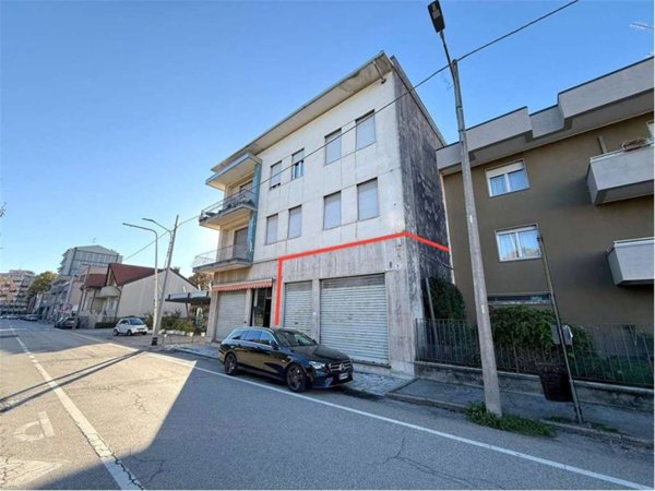 negozio in vendita a Borgomanero