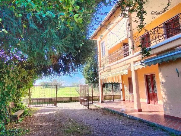 appartamento in vendita a Borgomanero in zona Santa Cristina