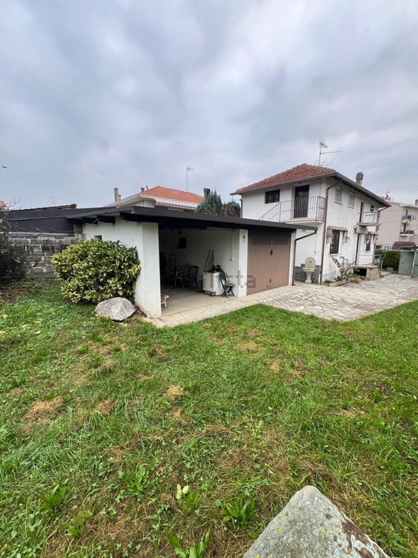 casa indipendente in vendita a Borgomanero in zona Santa Croce