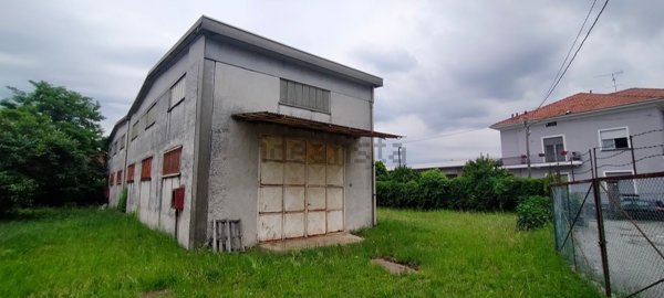 locale commerciale in vendita a Borgomanero