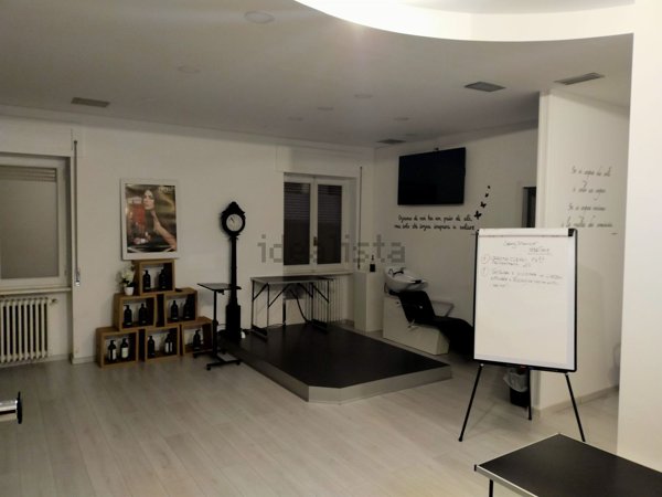 locale commerciale in vendita a Borgomanero