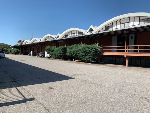 locale di sgombero in vendita a Borgomanero