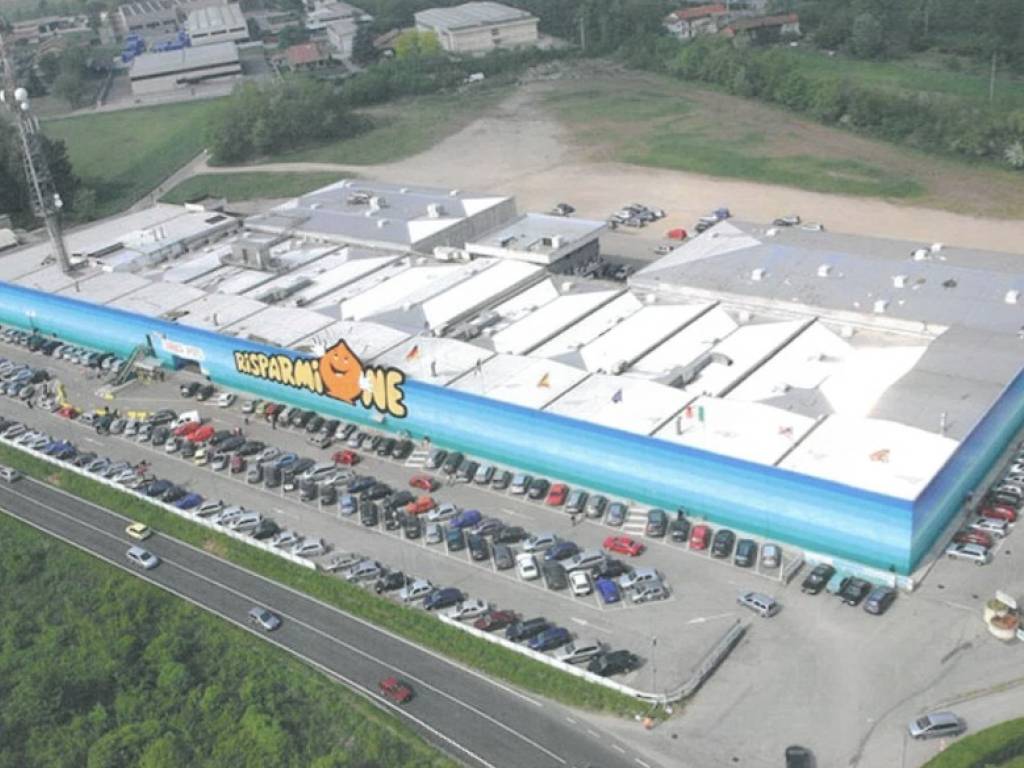 negozio in vendita a Borgomanero