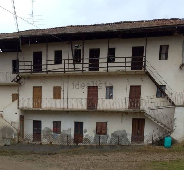 casale in vendita a Borgomanero in zona Santa Cristina