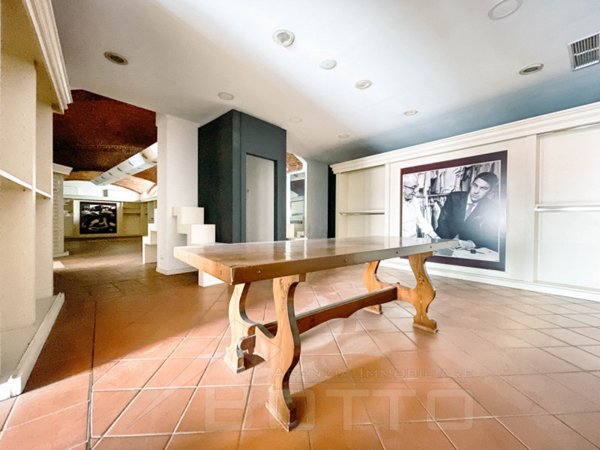 locale commerciale in vendita a Borgomanero