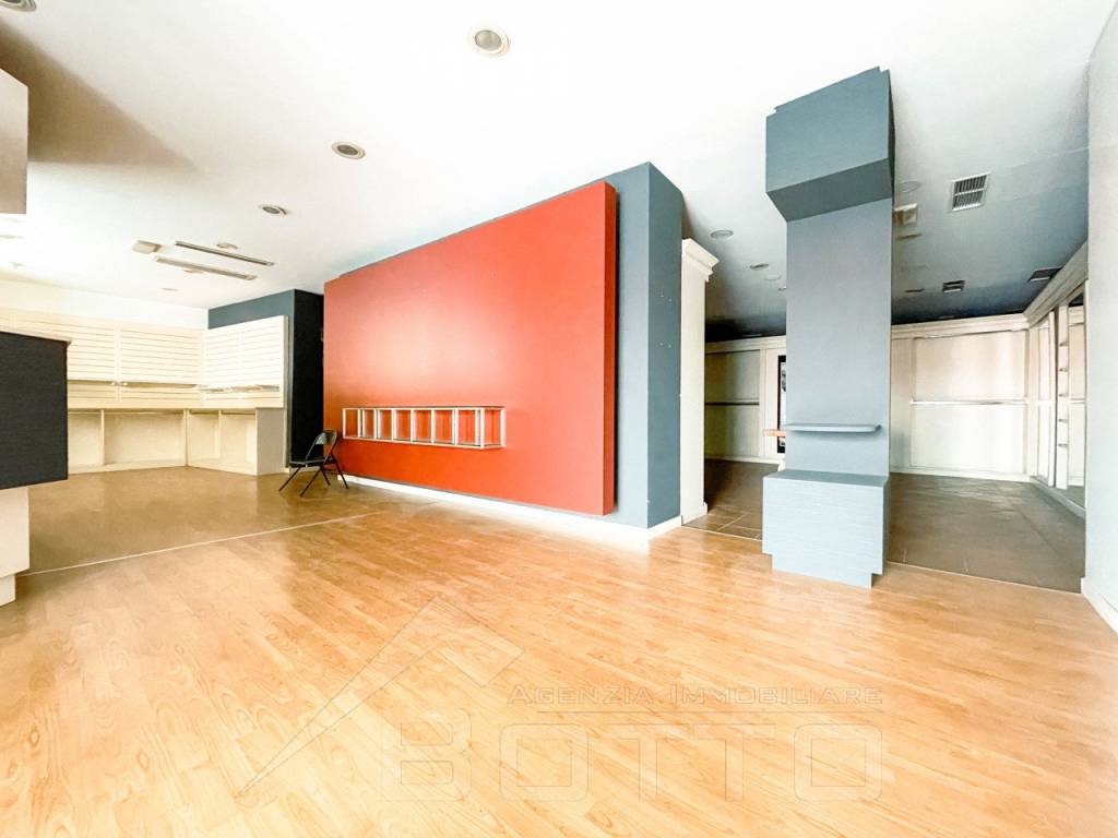 negozio in vendita a Borgomanero