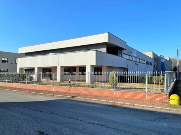 locale commerciale in vendita a Borgomanero