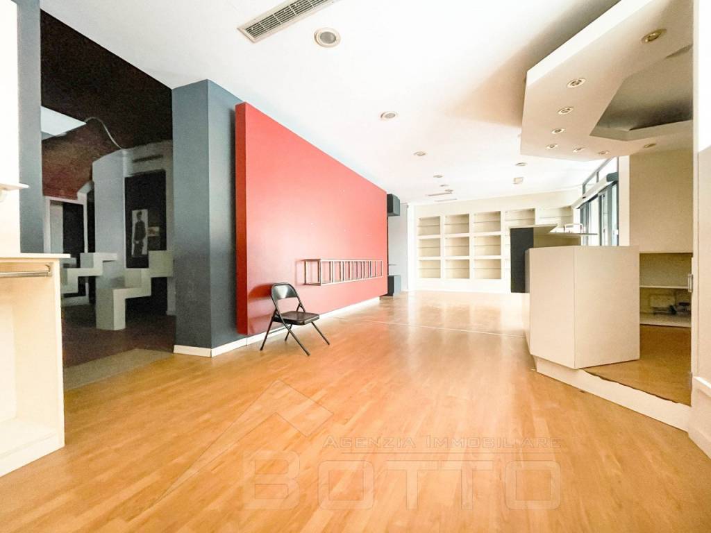 negozio in vendita a Borgomanero