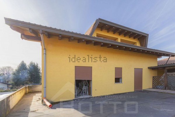 casa indipendente in vendita a Borgomanero in zona Rivano