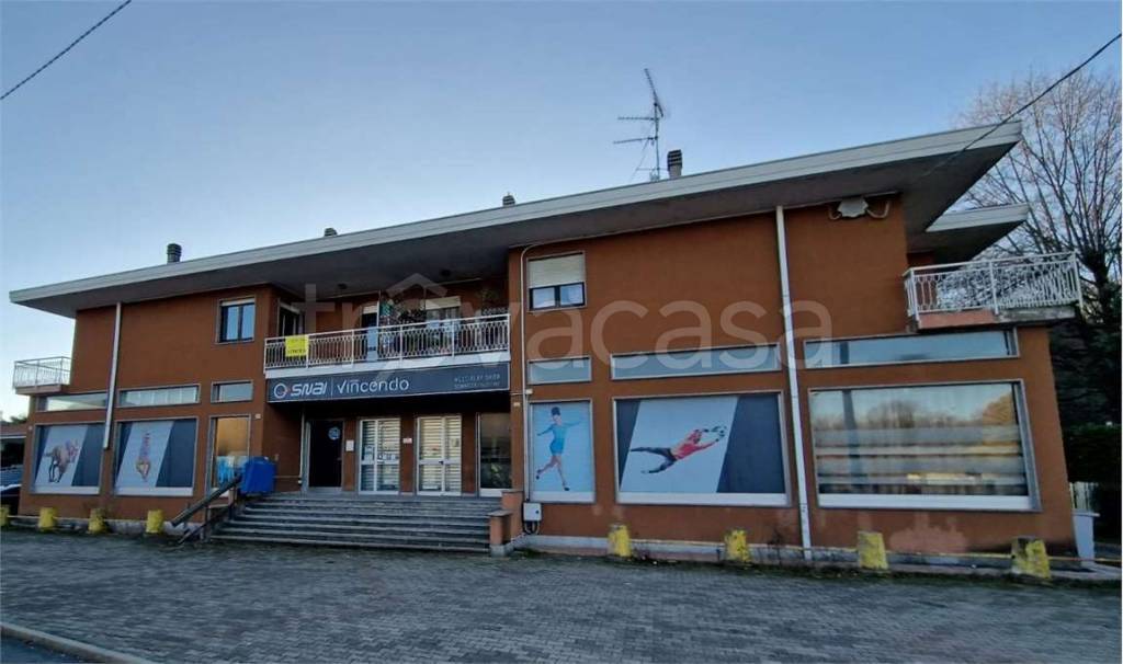 locale commerciale in vendita a Borgomanero