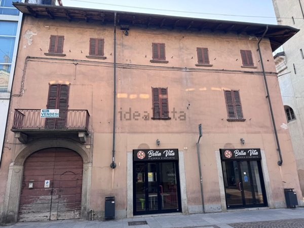 locale commerciale in vendita a Borgomanero