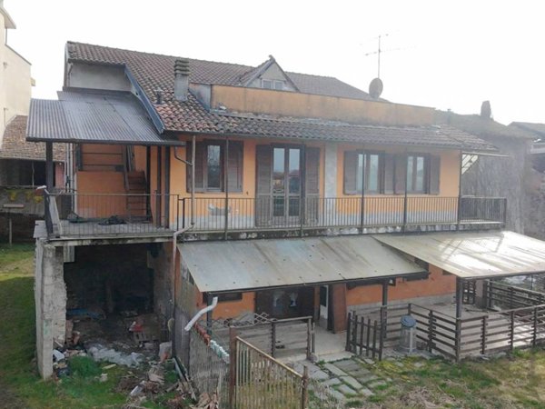 casa indipendente in vendita a Borgomanero in zona Santa Cristina