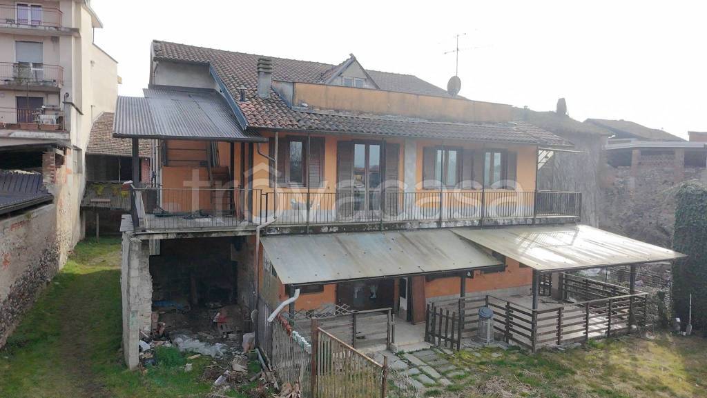 appartamento in vendita a Borgomanero in zona Santa Cristina