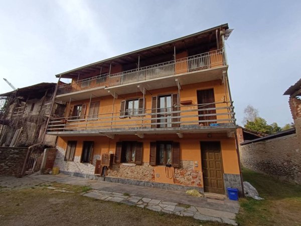 casa indipendente in vendita a Borgomanero in zona Santa Cristina