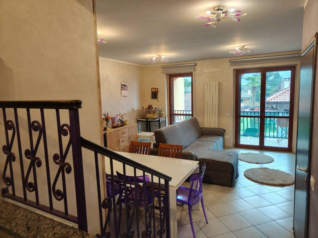 casa indipendente in vendita a Borgomanero in zona Santa Cristina