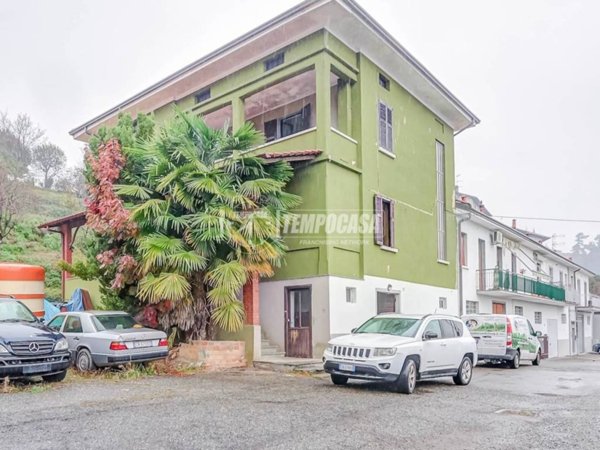 casa indipendente in vendita a Borgomanero in zona Santa Croce