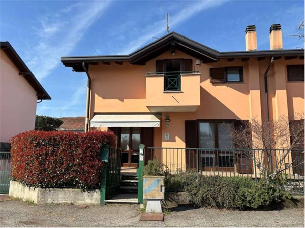 casa indipendente in vendita a Borgomanero