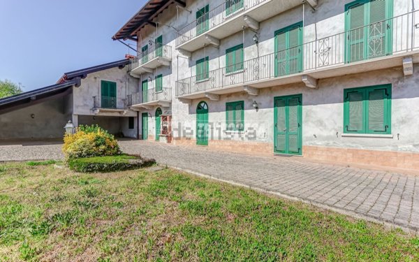 casa indipendente in vendita a Borgomanero in zona Santa Croce