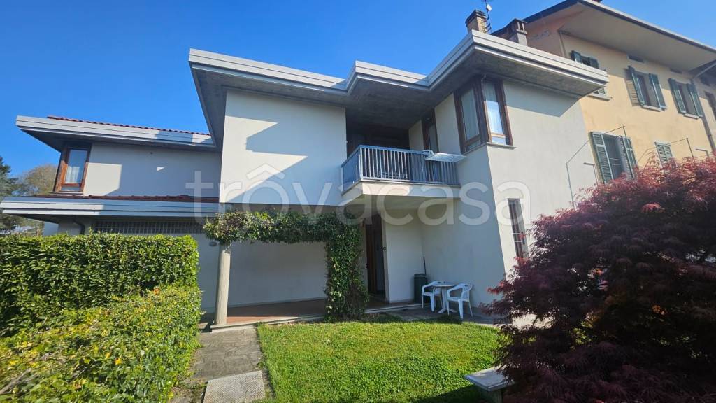 casa indipendente in vendita a Borgomanero