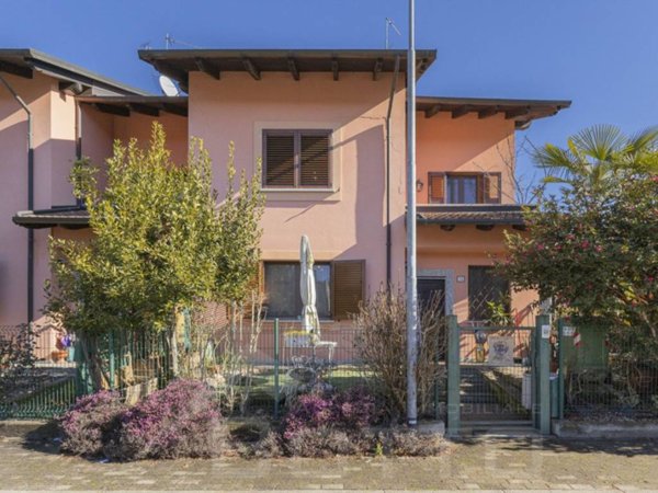 casa indipendente in vendita a Borgomanero in zona Santa Croce