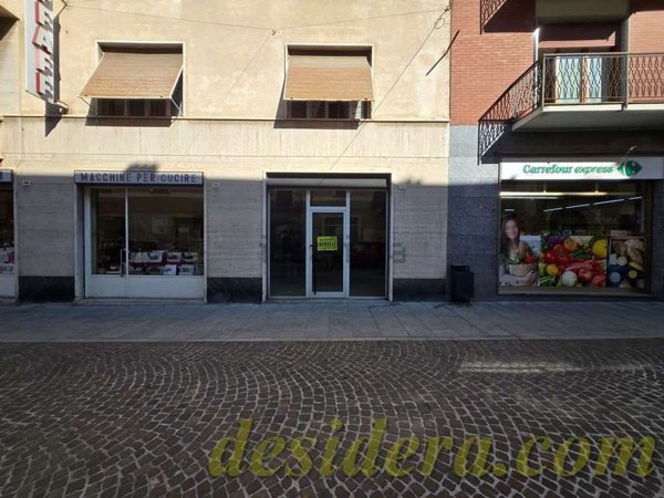 locale commerciale in vendita a Borgomanero