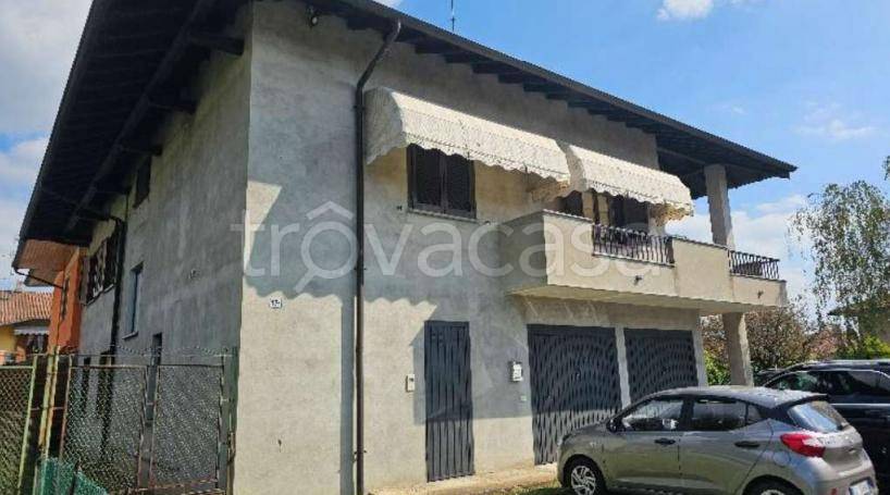 casa indipendente in vendita a Borgomanero in zona Santa Cristina