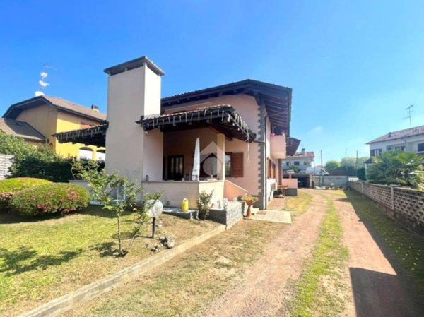 casa indipendente in vendita a Borgomanero