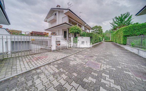 casa indipendente in vendita a Borgomanero
