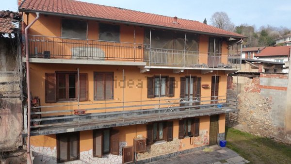 appartamento in vendita a Borgomanero in zona Santa Cristina
