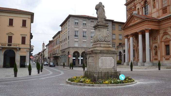 negozio in vendita a Borgomanero in zona Vergano