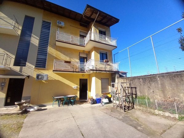 casa indipendente in vendita a Borgomanero in zona Santa Croce