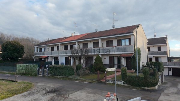 casa indipendente in vendita a Borgomanero in zona Santa Cristina