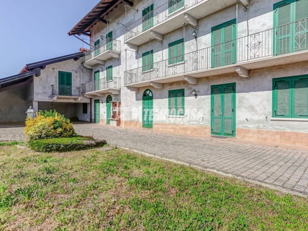 casa indipendente in vendita a Borgomanero in zona Santa Croce