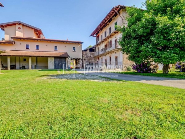 casale in vendita a Borgomanero in zona Santa Cristina