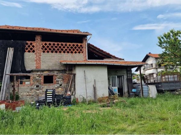casa indipendente in vendita a Borgomanero in zona Santa Cristina