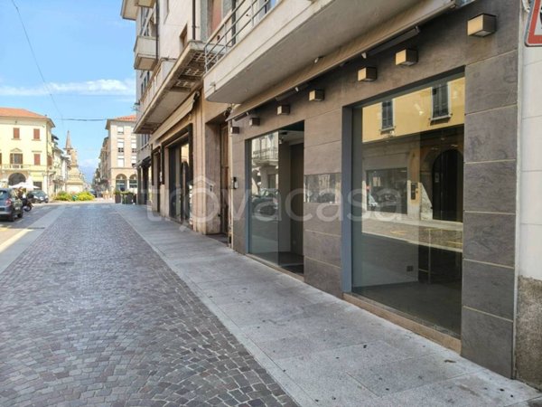 negozio in vendita a Borgomanero in zona Vergano