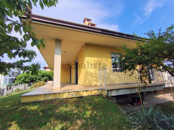 casa indipendente in vendita a Borgomanero in zona Vergano