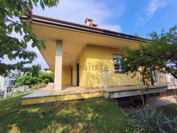 casa indipendente in vendita a Borgomanero