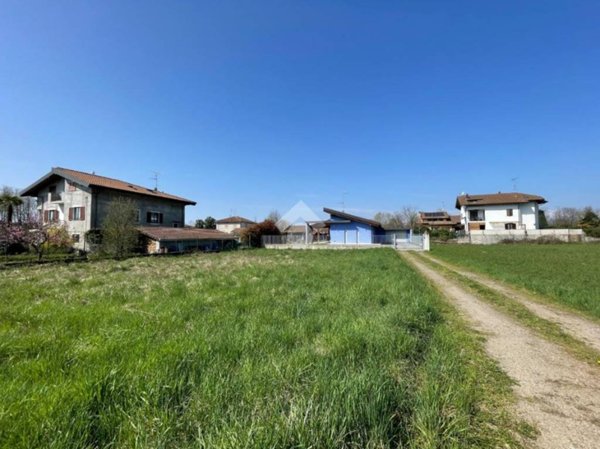 casa indipendente in vendita a Borgomanero in zona Santa Cristina