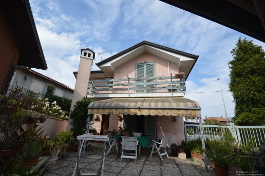casa indipendente in vendita a Borgomanero in zona Rivano