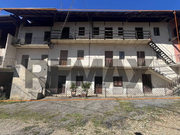casale in vendita a Borgomanero in zona Santa Cristina