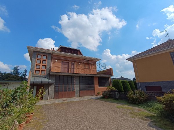casa indipendente in vendita a Borgomanero