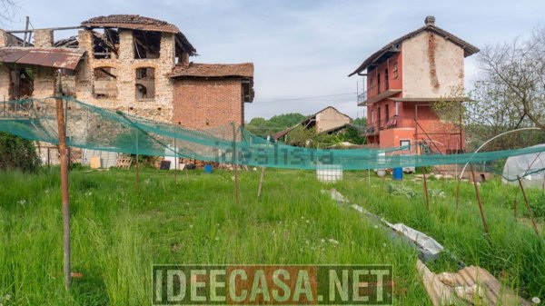 casale in vendita a Borgomanero in zona Santa Croce